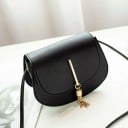 Borsa a tracolla da donna a forma di sella con patta Pendente metallico con pon-pon di catene Tracolla sottile e lunga Pelle PU Dimensioni 18 x 2