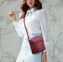 Borsa a tracolla da donna con diverse tasche con zip Forma arrotondata Tracolla regolabile Orecchino decorativo in metallo 24 x 22 x 11 9