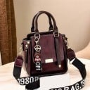 Borsa a tracolla da donna con due manici Cinghia larga con scritte Cucitura a contrasto Etichetta in metallo PU pelle e poliestere 21 x 4