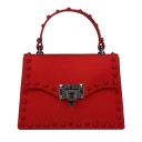 Borsa a tracolla da donna con manico superiore e borchiette decorative Chiusura metallica sulla patta Pelle sintetica opaca Forma 3