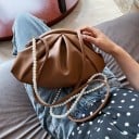 Borsa a tracolla da donna con parte anteriore arricciata e forma arrotondata. Portabile a mano e a tracolla in pelle PU. Larghezza 32 cm 6