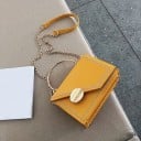 Borsa a tracolla da donna con patta asimmetrica e anello metallico circolare Catena decorativa Bordo decorativo in PU pelle 19 x 15 x 7 4