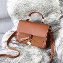 Borsa a tracolla da donna con patta da portare a mano o a spalla Nodo decorativo con ciondolo in metallo Tracolla lunga in PU 20 x 7,5 x 2