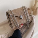Borsa a tracolla da donna con patta e borchie metalliche Lunga tracolla a catena Lucchetto metallico Aspetto scamosciato Pelle sintetica 3