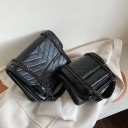 Borsa a tracolla da donna con patta e cuciture a forma di V Catena a tracolla con dettaglio in ecopelle Pelle PU lucida e poliestere 11
