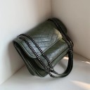 Borsa a tracolla da donna con patta e cuciture a forma di V Catena a tracolla con dettaglio in ecopelle Pelle PU lucida e poliestere 13