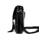 Borsa a tracolla da donna con pon-pon Borsa piccola in pelle sintetica con patta e zip Superficie morbida e rugosa 24 x 22 x 6 cm 4