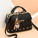 Borsa a tracolla da donna di forma rigida Motivo trapuntato e borchie Due maniglie e lunga cinghia Chiusura con zip PU pelle 25 x 16 x 13 1