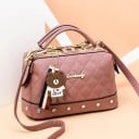 Borsa a tracolla da donna di forma rigida Motivo trapuntato e borchie Due maniglie e lunga cinghia Chiusura con zip PU pelle 25 x 16 x 13 4