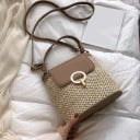 Borsa a tracolla da donna in paglia intrecciata con patta e anello metallico Manico corto e lunga tracolla a spalla Dimensioni 20 x 21 x 3