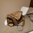 Borsa a tracolla da donna in pelle PU Chiusura con zip Tracolla ampia con grande anello metallico Ciondolo decorativo Dimensioni 23 x 3