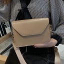 Borsa a tracolla da donna in pelle PU Piccola borsa a spalla con patta Ampia tracolla regolabile con moschettoni Dimensioni 19 x 6 x 14 cm 3