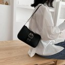 Borsa a tracolla da donna in pelle sintetica con grande fibbia metallica Manico corto Chiusura con zip Forma allungata 23 x 6 x 14 cm 7