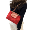 Borsa a tracolla da donna rossa con motivo a quadri Leggera borsa in tessuto per ogni giorno Materiale nylon e poliestere Accessorio di moda 3