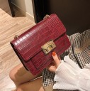 Borsa a tracolla piccola da donna con catena dorata Patta con chiusura metallica dorata Motivo a rilievo in pelle di serpente Superficie 3