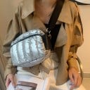Borsa a tracolla trapuntata da donna con superficie lucida Ampia tracolla regolabile Chiusura con cerniera metallica Cotone e poliestere 24 x 2