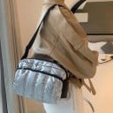 Borsa a tracolla trapuntata da donna con superficie lucida Ampia tracolla regolabile Chiusura con cerniera metallica Cotone e poliestere 24 x 3