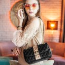 Borsa a tracolla trapuntata da donna in vera pelle Nera con striscia dorata Chiusura girevole Tracolla a catena Patta 24,5 x 14,5 x 9 cm 2