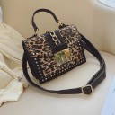 Borsa da donna a mano e a spalla con motivo leopardato Catena dorata e borchie metalliche Patta con chiusura Tracolla regolabile in pelle PU 4