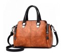 Borsa da donna a mano e a spalla Forma a secchiello Due manici corte Tracolla con moschettoni Cerniere laterali Cuciture Pelle 4