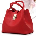 Borsa da donna a mano e a spalla in pelle sintetica Forma a secchio Due maniglie Tracolla lunga Chiusura in metallo dorato 29 x 22 x 13 cm 4