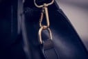 Borsa da donna a mano e a spalla Manico rigido e tracolla removibile e regolabile Piedini metallici sul fondo Tasca interna Ecopelle nera 4