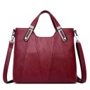 Borsa da donna a mano e a spalla Pelle sintetica Cuciture trapuntate Decorazioni metalliche sui manici Chiusura con zip Tasche interne 30 5