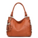 Borsa da donna a mano tipo hobo in pelle sintetica granulosa Ciondolo decorativo con frange Chiusura con zip Tasche interne 40 x 15 x 5