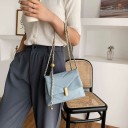 Borsa da donna a tracolla con patta Progettazione a V Catenina dorata intrecciata con nastro Palline decorative Pelle sintetica 31,5 x 22 x 5