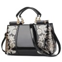 Borsa da donna in ecopelle con superficie lucida e verniciata Motivo floreale in paillettes Maniglie con catene dorate Tracolla lunga 31 x 1