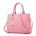 Borsa da donna in pelle sintetica da portare a mano e a spalla Design trapuntato a quadrati Ciondolo decorativo con perline Tracolla 30 4
