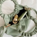 Borsa da donna piccola a mano in pelle sintetica con manico rotondo arricciato. Tracolla regolabile e removibile. Ferramenta dorata. 21 x 6