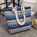 Borsa da spiaggia da donna con vivace motivo geometrico Borsa spaziosa in tela e poliestere Manici in corda intrecciata 41 x 35 x 10 cm 2