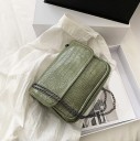 Borsa donna con patta 23 x 18 x 8 cm Motivo goffrato in pelle di serpente Tracolla in catena metallica scura Forma compatta 3