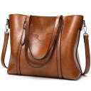 Borsa grande da donna a spalla in pelle sintetica 32 x 29 x 12 cm Due manici lunghi e tracolla con ganci metallici Superficie lucida 9