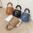 Borsa mini da donna a forma di cilindro con manico arricciato Pelle sintetica Catena a tracolla Pendenti decorativi sulla zip 17 x 11 x 5