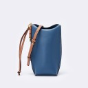 Borsa mini da donna a tracolla 20 x 9 x 4 cm in vera pelle Forma verticale stretta Cinturino marrone con nodi Dettagli metallici dorati 5