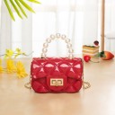 Borsa mini da donna con manico di perle artificiali e tracolla Borsa lucida trapuntata con patta Chiusura girevole dorata in PU 12 x 8 x 5