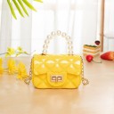 Borsa mini da donna con manico di perle artificiali e tracolla Borsa lucida trapuntata con patta Chiusura girevole dorata in PU 12 x 8 x 6