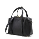 Borsa nera da donna a mano e a tracolla Forma rigida con zip Superficie granulosa Tracolla con moschettoni Piedini metallici Dimensioni 23 x 16 x 8,5 1