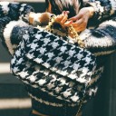 Borsa piccola da donna con patta e motivo pied de poule Borsa crossbody bianca e nera a tracolla con manico a catena 20 x 16 x 9 cm 2