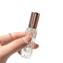 Botella de viaje recargable para perfume de 10 ml de vidrio con superficie decorativa y tapa para transportar fragancias 2