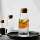 Botella de vidrio con tapón de madera. 1