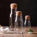 Botella de vidrio con tapón de madera. 2