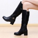 Botins femininos estilizados com fivela 1