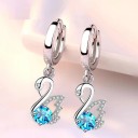 Boucles d'oreilles créoles pour femmes avec cygne 1