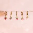 Boucles d'oreilles pour femmes en forme d'anneau avec pendentif en fruit Zircons colorés Couleur dorée Métal fantaisie Petit bijou pendu pour tous 13