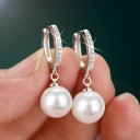 Boucles d'oreilles rondes pour femmes avec des zirconiums et une perle 2