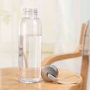 Bouteille de voyage en plastique transparent avec un couvercle à vis argenté et une anse en textile. Forme cylindrique élancée. Pour l'école 3