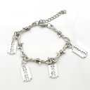 Bracelet en fil de fer barbelé avec des lames 1